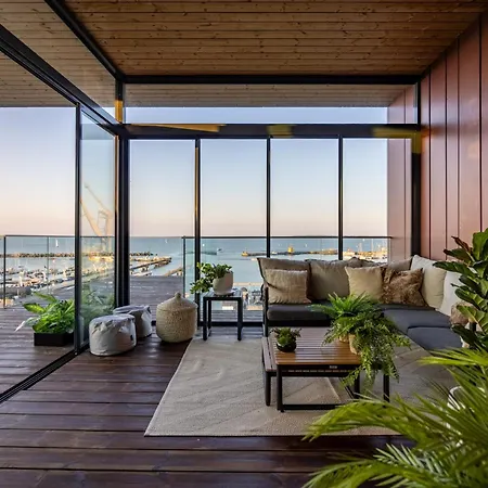 Noblessner Seaview Penthouse アパート